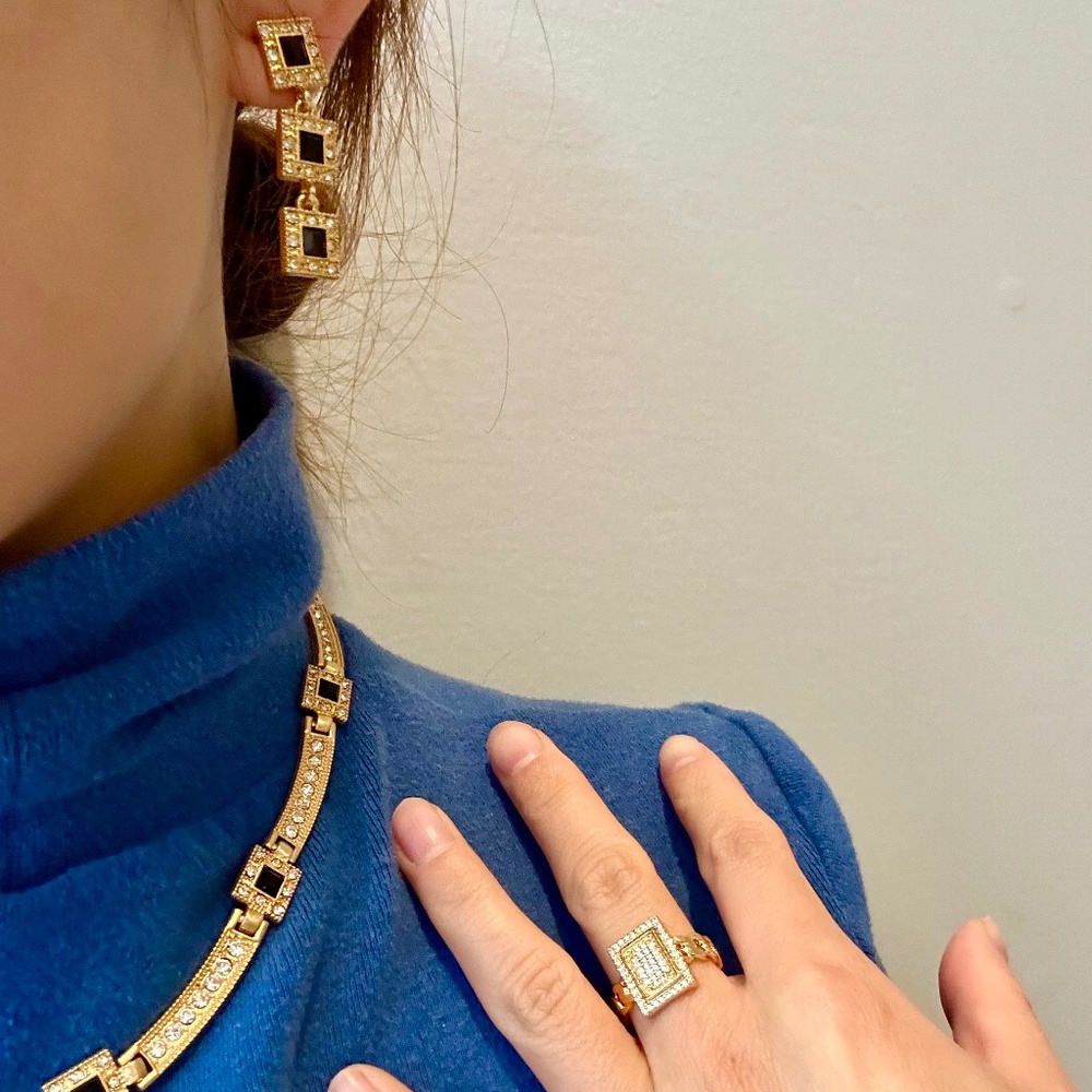 Fancy Black and Gold Necklace， It's like the jewel from the royal